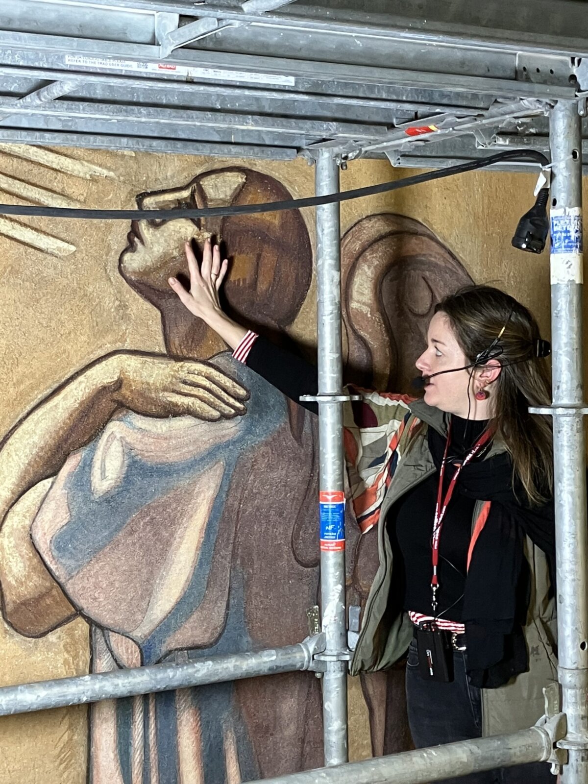 Ariane Palla devant la fresque de Maurice Denis