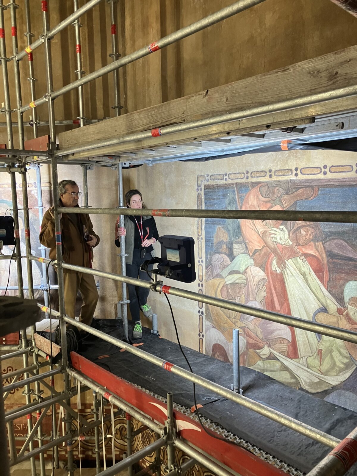 La restauratrice Ariane Palla devant une station du Chemin de Croix d'Henri Marret